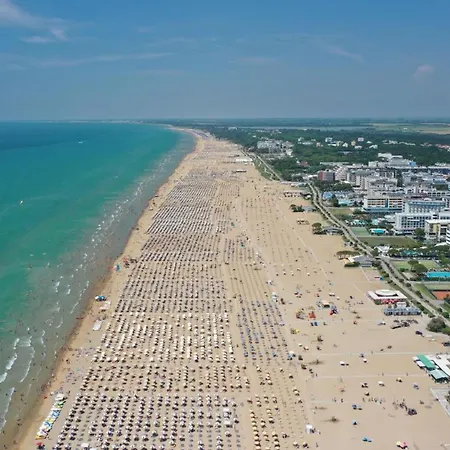 Beachside With Balcony Апартаменты Бибионе